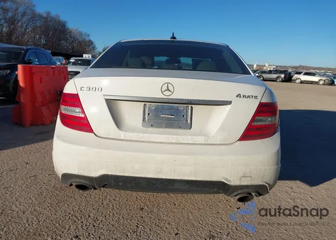 2013 Mercedes-Benz C 300 Sport 4Matic z USA, uszkodzony, nr VIN WDDGF8AB5DR241653